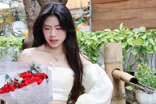 Hotgirl làng bóng gây sốt với bức ảnh chụp cùng tiền đạo Văn Toàn