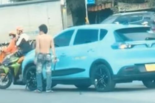 Khống chế người đàn ông cầm hung khí chặn xe taxi ở TP.HCM