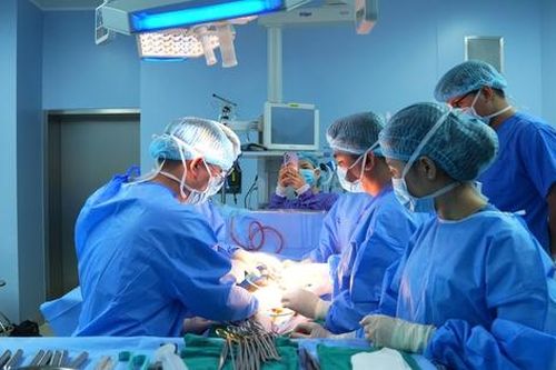 Bất cẩn trong lúc đùa nghịch, nam học sinh bị chìa khóa cắm sâu vào đầu