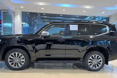 'SUV chủ tịch' Toyota Land Cruiser thêm trang bị, tăng giá gần 300 triệu đồng tại Việt Nam