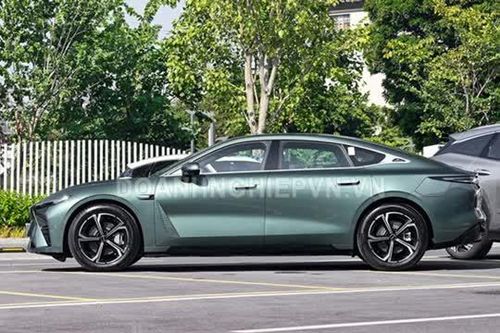 Xe sedan PHEV cùng phân khúc với Toyota Camry, trang bị tối tân, giá chưa tới 540 triệu đồng
