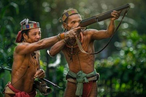 Kỳ lạ bộ tộc mài răng nhọt hoắt để làm đẹp, dùng hộp sọ của thú trang trí nhà cửa