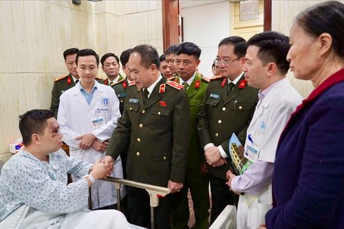 Giám đốc Công an Hà Nội Nguyễn Thanh Tùng thăm thiếu tá trấn áp tội phạm bị thương
