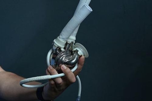 Người đàn ông đầu tiên trên thế giới được xuất viện với trái tim nhân tạo