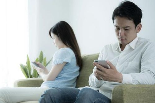 Đừng để mạng xã hội biến vợ chồng thành… người lạ