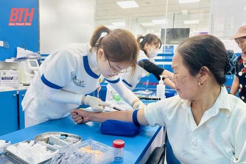 Hệ thống y tế MEDLATEC khám sức khỏe miễn phí cho cựu thanh niên xung phong
