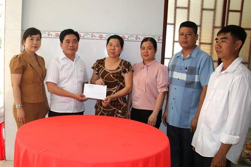 Trao 12,5 triệu đồng tiền hỗ trợ hoàn cảnh khó khăn