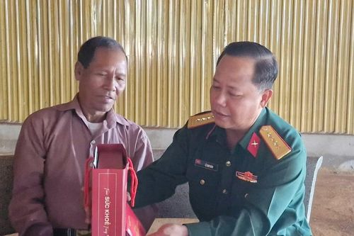 Gia Lai: Chỉ huy trưởng Bộ Chỉ huy Quân sự tỉnh thăm, tặng quà tại huyện Chư Păh