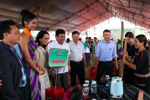 Đậm hương vị truyền thống trong cách thức rang, giã cà phê thủ công