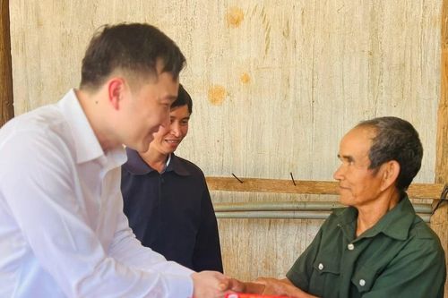 Phó Chủ tịch UBND tỉnh Gia Lai Nguyễn Tuấn Anh thăm, tặng quà tri ân gia đình người có công với cách mạng
