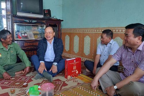 Phó Chủ tịch UBND tỉnh Dương Mah Tiệp thăm, tặng quà tri ân gia đình người có công cách mạng