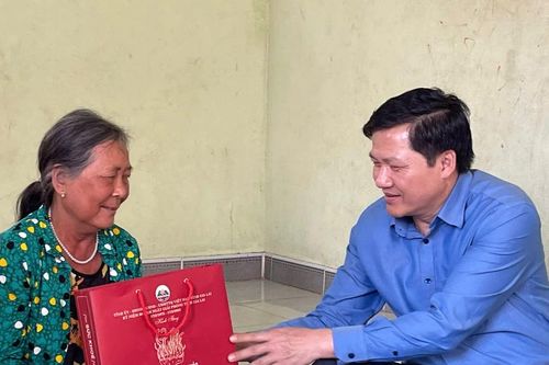 Phó Chủ tịch Thường trực HĐND tỉnh Trương Văn Đạt thăm, tặng quà gia đình chính sách tại huyện Phú Thiện và Ia Pa