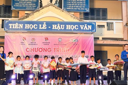 Các cơ sở đoàn: Trao 64 phần quà, 15 suất học bổng cho học sinh xã Diên Tân