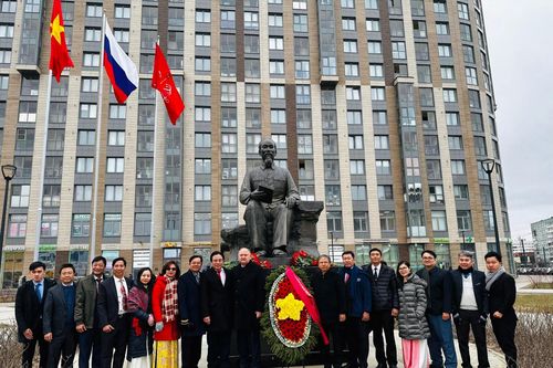 Đoàn công tác tỉnh Khánh Hòa dâng hoa tại tượng đài Chủ tịch Hồ Chí Minh ở TP. Saint Petersburg