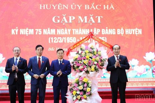 Gặp mặt kỷ niệm 75 năm Ngày thành lập Đảng bộ huyện Bắc Hà