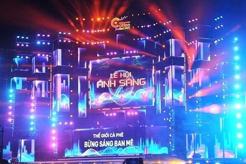 Mãn nhãn tiệc ánh sáng với 500 thiết bị bay trên bầu trời Buôn Ma Thuột