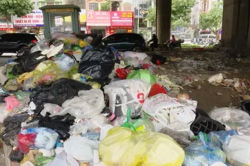 Dải phân cách Vành đai 3 thành nơi tập kết rác thải
