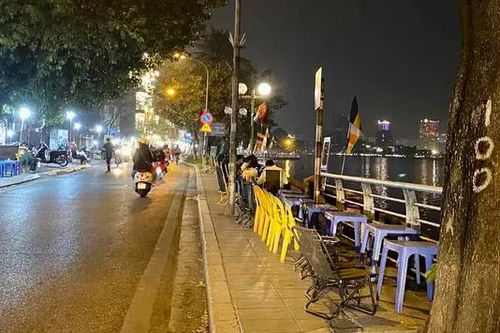 Đường ven Hồ Tây bị chiếm dụng lộn xộn