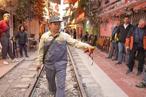 Nghề 'đếm bước chân mình' trên đường ray tàu hỏa