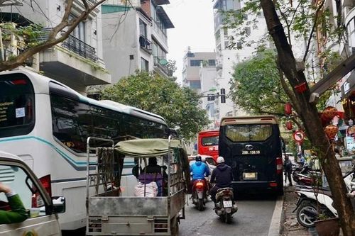 Hà Nội xác minh xe trên 16 chỗ ra, vào phố cổ
