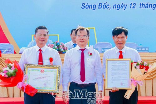 Thị trấn Sông Đốc nhận quyết định đạt chuẩn đô thị văn minh