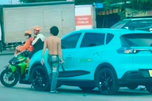 Clip: Người đàn ông cởi trần, cầm hung khí chặn taxi công nghệ giữa phố tìm vợ và pha áp giải như phim của cảnh sát