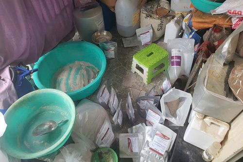 Phát hiện cơ sở nghi sản xuất, pha trộn thuốc, thức ăn thủy sản giả