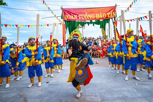 Đặc sắc vẽ mặt trong lễ hội cầu ngư Bình Định: Hồn biển trên mặt người