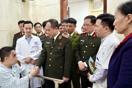 Giám đốc Công an TP Hà Nội thăm, động viên chiến sĩ bị thương khi làm nhiệm vụ
