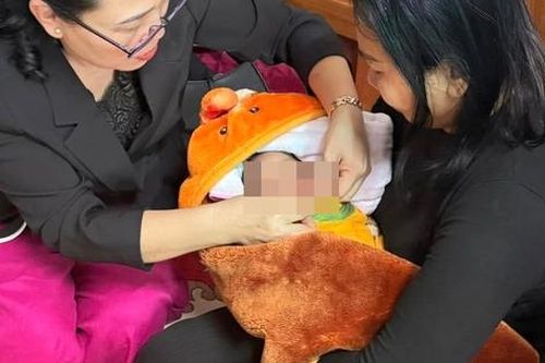 Người phụ nữ phát hiện trẻ sơ sinh gần chỗ đổ rác