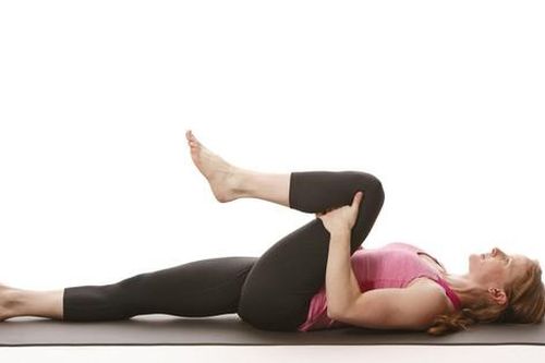 4 bài tập kéo giãn cột sống lưng cho người ngồi nhiều