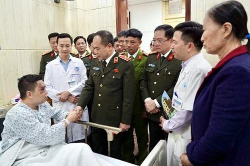 Giám đốc Công an Hà Nội thăm hỏi chiến sĩ bị thương khi làm nhiệm vụ