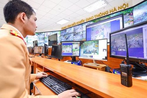 Bên trong phòng điều khiển đèn tín hiệu giao thông Hà Nội