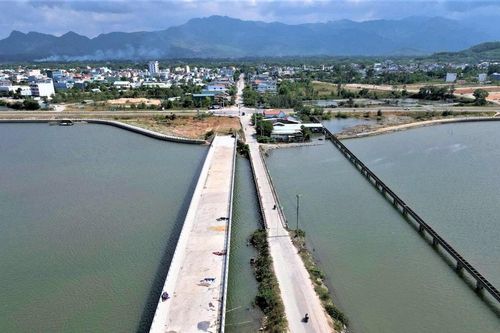 Quảng Nam: Nhiều cây cầu xây xong không có đường dẫn