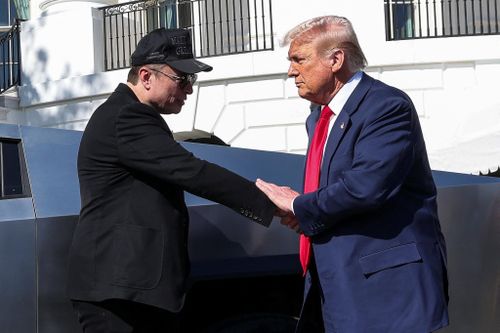 Ông Trump biến suit thành 'vũ khí bắt nạt' Elon Musk
