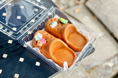 Chờ đổ mồ hôi để 'đu trend' bánh dép phô mai ở TP.HCM