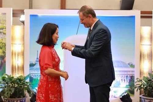 Nữ tiến sĩ Việt nhận huân chương Cành cọ hàn lâm của Pháp