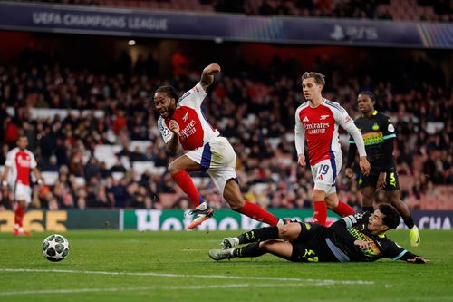 Sterling hay nhất trận trong ngày Arsenal bị cầm hòa