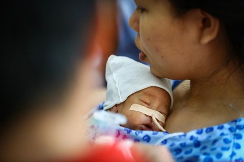 Vì sao nên đặt con lên ngực mẹ sau sinh?