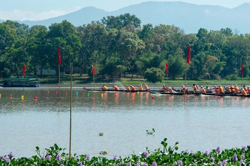 Đắk Lắk: sôi nổi lễ hội đua thuyền độc mộc tại danh thắng cấp quốc gia