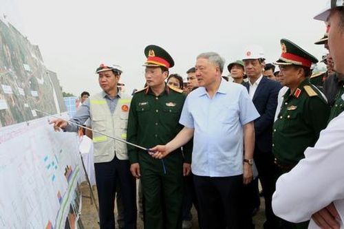 Phó Thủ tướng Thường trực Nguyễn Hòa Bình kiểm tra dự án cao tốc Hòa Liên-Túy Loan