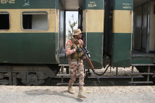 Đấu súng nghẹt thở trên tàu ở Pakistan: 33 kẻ tấn công bị tiêu diệt