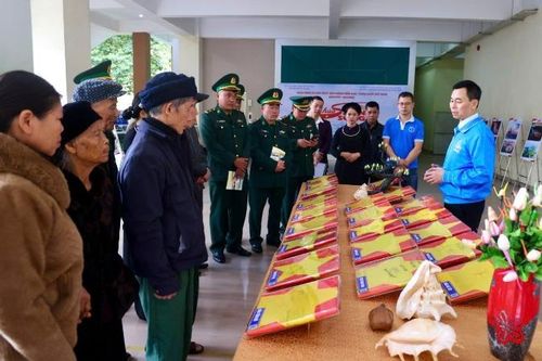 Triển lãm ảnh 'Tự hào một dải non sông' tại Cao Bằng
