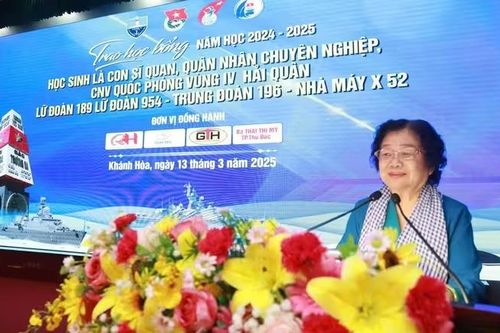 Trao Học bổng Vừ A Dính tiếp sức con em gia đình quân nhân tại Vùng 4 Hải quân