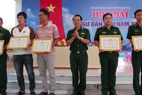 Bến Tre: Khen thưởng tập thể, cá nhân cứu hộ ngư dân trên biển