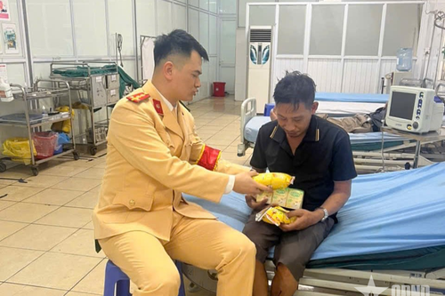 Cảnh sát giao thông kịp thời sơ cứu, đưa công dân gặp nạn đi cấp cứu