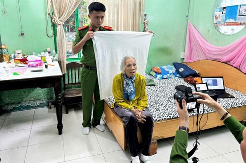Công an TP Đà Nẵng giúp 2 cụ già gần 100 tuổi làm căn cước tại nhà