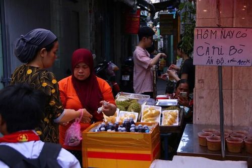 Bạn trẻ thích thú trải nghiệm không gian ẩm thực đậm chất Hồi giáo giữa lòng Sài Gòn