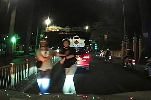 Nhóm người chửi bới, đập phá xe taxi công nghệ giữa phố