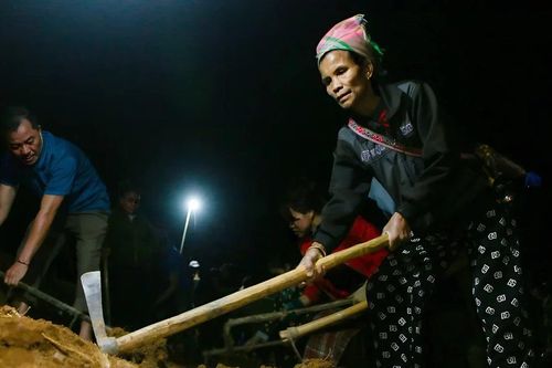 Bản vùng cao Nghệ An sáng đèn giúp người nghèo làm nhà